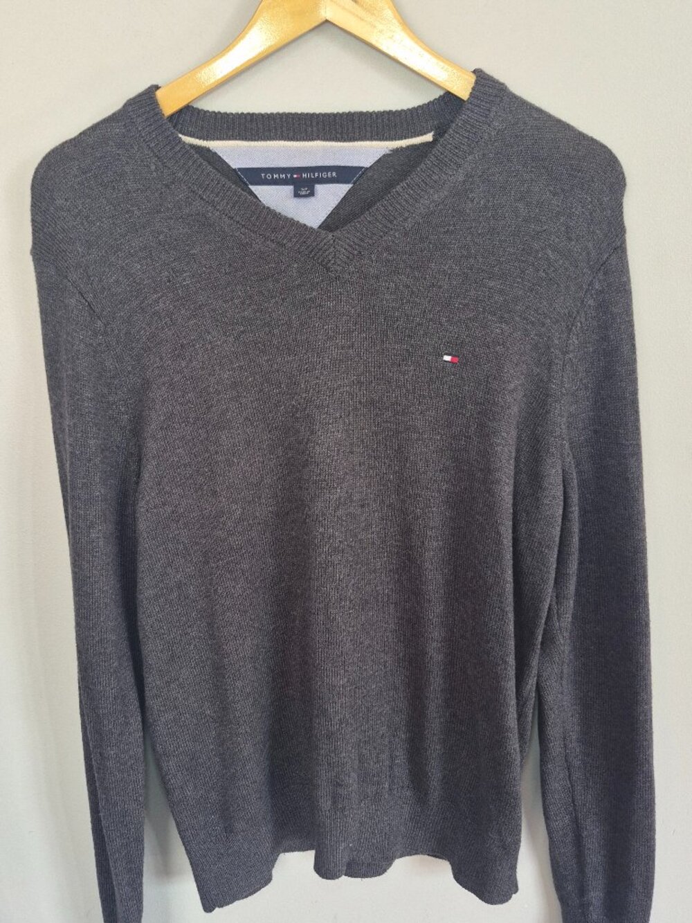 Tommy Hilfiger Mens Small Charcoal Grey V Neck Knit Sweater Flag Logo Long Sleev